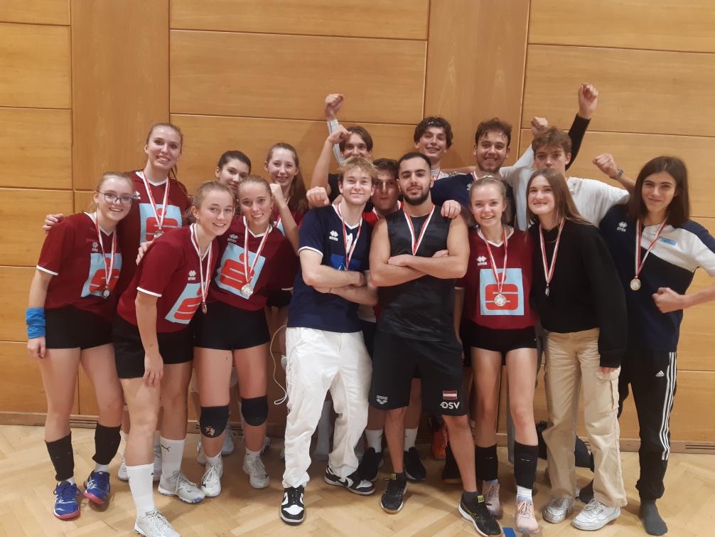 Volleyball Oberstufe: Landesmeister & Vize-Landesmeisterinnen - Gruppenbild ALLE Okt 2022