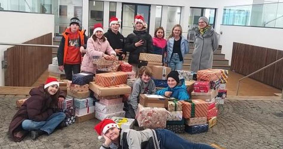 BRG Adolf-Pichler-Platz sammelte 156 Schuhkartons voll mit Geschenken für bedürftige ukrainische Kinder, SJ 2022-23