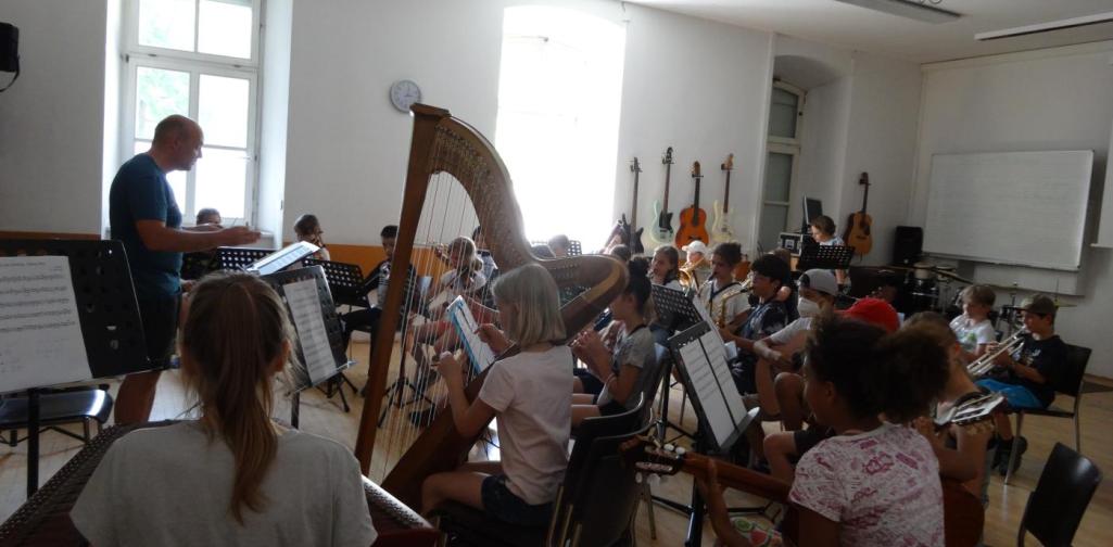 Musikklasse beim Musizieren, 1em 2021