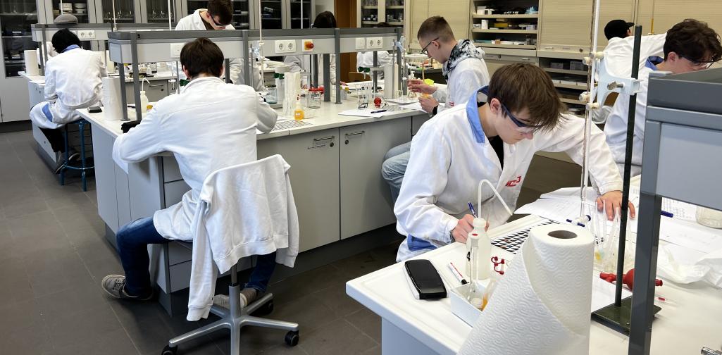 Kurswettbewerb der 49. Chemieolympiade am BRG APP