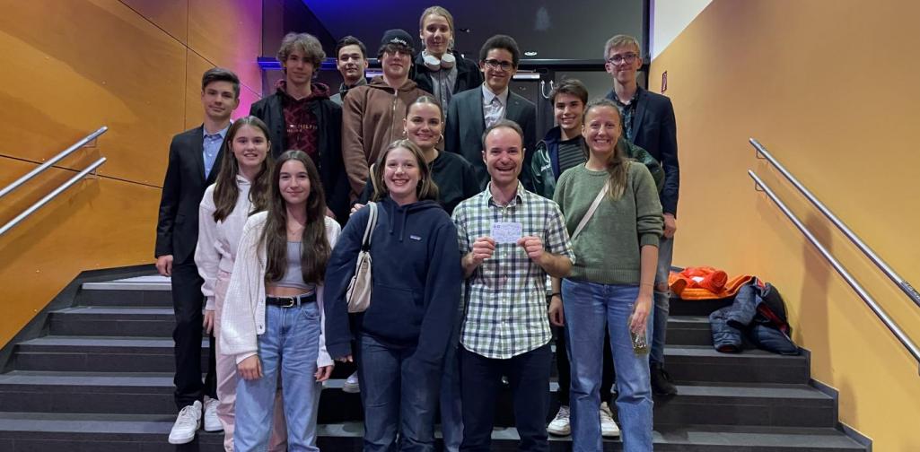 Pferd frisst Hut! – Prof. Konzett auf der Bühne und die 5c im Publikum Pferd frisst Hut! – Prof. Konzett auf der Bühne und die 5c im Publikum