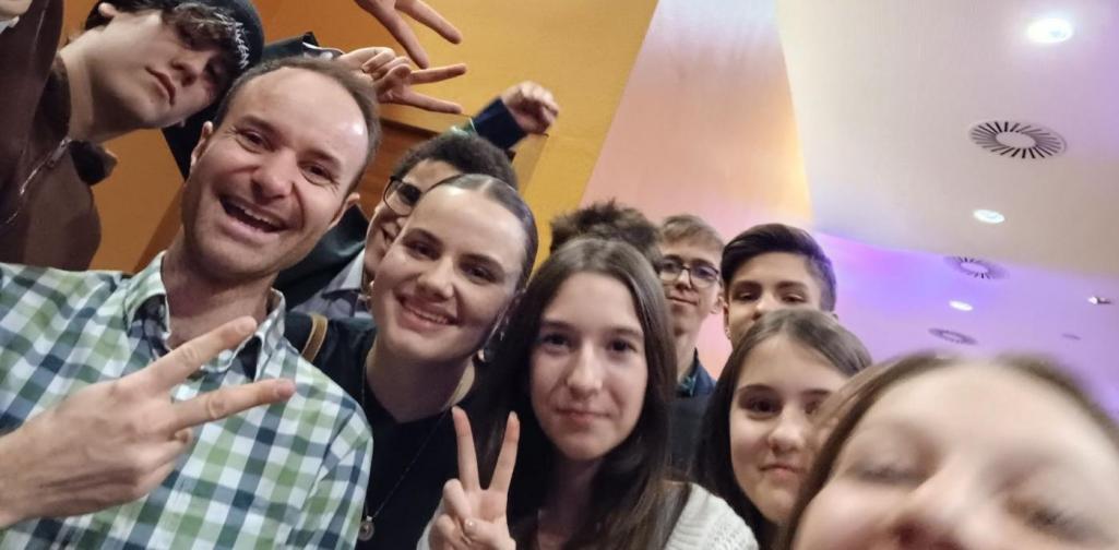 Pferd frisst Hut! – Prof. Konzett auf der Bühne und die 5c im Publikum