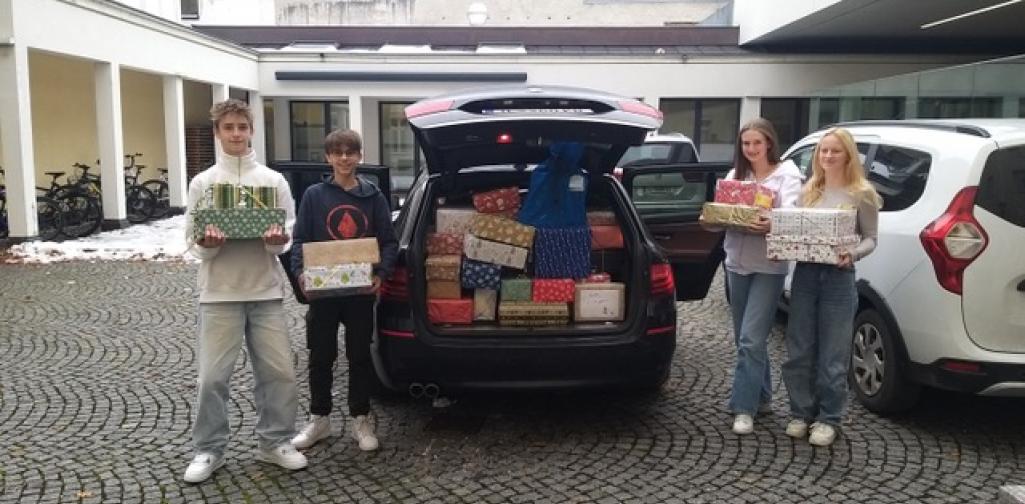 BRG Adolf-Pichler-Platz sammelte 156 Schuhkartons voll mit Geschenken für bedürftige ukrainische Kinder, SJ 2022-23 BRG Adolf-Pichler-Platz sammelte 156 Schuhkartons voll mit Geschenken für bedürftige ukrainische Kinder, SJ 2022-23