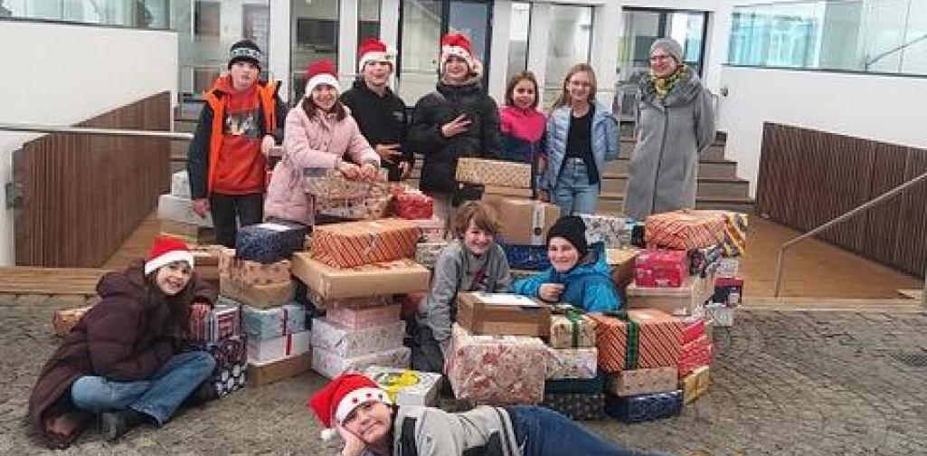 BRG Adolf-Pichler-Platz sammelte 156 Schuhkartons voll mit Geschenken für bedürftige ukrainische Kinder, SJ 2022-23 BRG Adolf-Pichler-Platz sammelte 156 Schuhkartons voll mit Geschenken für bedürftige ukrainische Kinder, SJ 2022-23