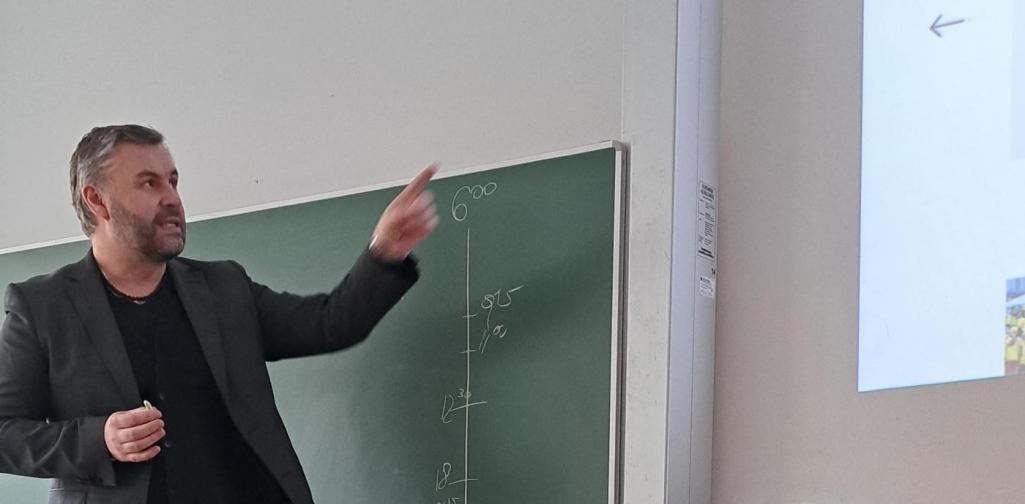 5b wird zum TT Newsroom SJ 2023-24 NEUM 5b wird zum TT Newsroom SJ 2023-24 NEUM