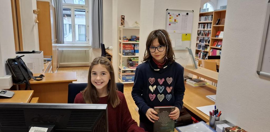 Bibliothekshelferinnen: Valentina Priol und Olivia Broll (2b) Bibliothekshelferinnen: Valentina Priol und Olivia Broll (2b)