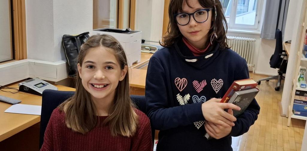 Bibliothekshelferinnen: Valentina Priol und Olivia Broll (2b) Bibliothekshelferinnen: Valentina Priol und Olivia Broll (2b)
